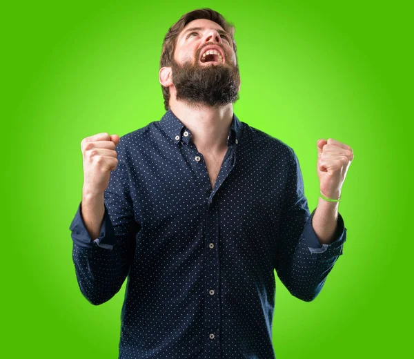 年轻的时髦男子与大胡子高兴和兴奋地表达胜利的姿态 成功和庆祝胜利 胜利的绿色背景 — 图库照片