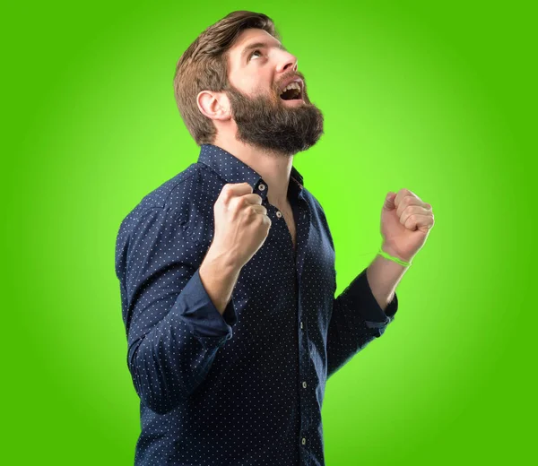 年轻的时髦男子与大胡子高兴和兴奋地表达胜利的姿态 成功和庆祝胜利 胜利的绿色背景 — 图库照片