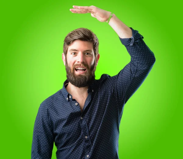 Homem Jovem Hipster Com Barba Grande Segurando Algo Conceito Tamanho — Fotografia de Stock