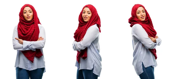 Arabische Frau Trägt Hijab Mit Verschränkten Armen Selbstbewusst Und Glücklich — Stockfoto