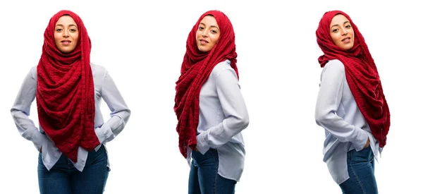 アラブの女性が白い背景で隔離された笑って自然な笑顔で自信と幸せのヒジャーブを着て — ストック写真