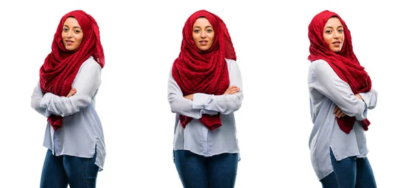 Arabische Frau Trägt Hijab Mit Verschränkten Armen Selbstbewusst Und Glücklich — Stockfoto