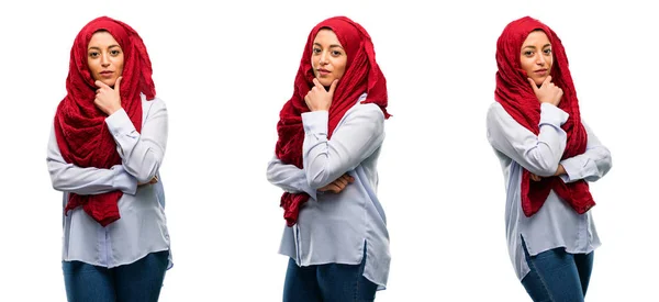 Αραβικά Γυναίκα Φοράει Μαντίλα Σκέψης Στοχαστικό Έξυπνο Πρόσωπο Που Απομονώνονται — Φωτογραφία Αρχείου
