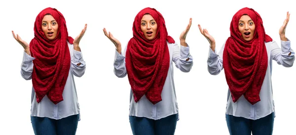 Mujer Árabe Vistiendo Hijab Feliz Sorprendido Animando Expresando Wow Gesto —  Fotos de Stock