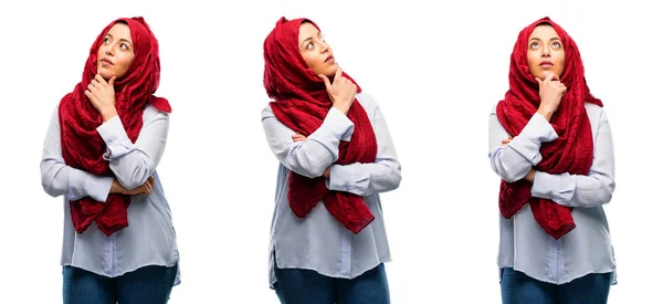 Arabische Vrouw Dragen Hijab Denken Het Opzoeken Van Uiten Van — Stockfoto