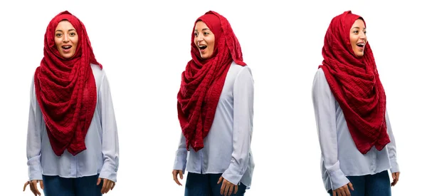 ヒジャーブ幸せと驚いた応援表現すごいジェスチャー白い背景に分離された身に着けているアラブの女性 — ストック写真