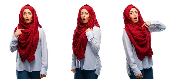 Araberin Hijab Glücklich Und Überrascht Jubelnd Mit Wow Geste Zeigt — Stockfoto