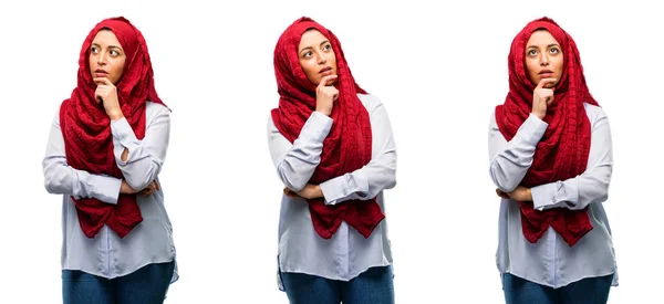 Αραβικά Γυναίκα Φοράει Μαντίλα Έκφραση Αμφιβολίας Μπερδεύουν Και Αναρωτιέμαι Έννοια — Φωτογραφία Αρχείου