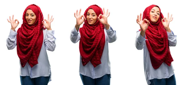 戴头巾的阿拉伯妇女做 标志手势双手表示冥想和放松在白色背景隔离 — 图库照片