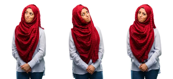 Arabische Frau Trägt Hijab Zweifel Ausdruck Verwirren Und Wunder Konzept — Stockfoto