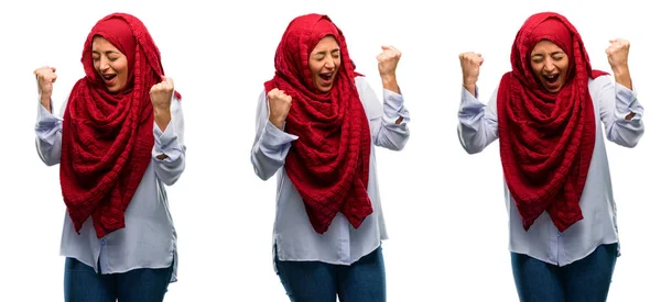 Arabiska Kvinna Som Bär Hijab Glad Och Upprymd Uttrycker Vinnande — Stockfoto