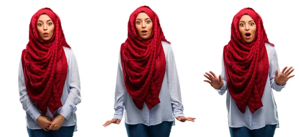 Arabskie Kobiety Noszenia Hidżabu Zadowoleni Zaskoczeni Doping Wyrażając Wow Gest — Zdjęcie stockowe