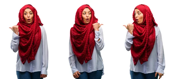 Арабські Жінки Носять Хіджаб Радий Здивований Cheering Виявлять Wow Жест — стокове фото