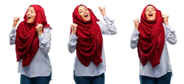 Mujer Árabe Vistiendo Hijab Feliz Emocionado Expresando Gesto Ganador Exitoso —  Fotos de Stock