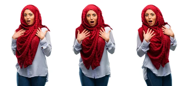 ヒジャーブ幸せと驚いた応援表現すごいジェスチャー白い背景に分離された身に着けているアラブの女性 — ストック写真
