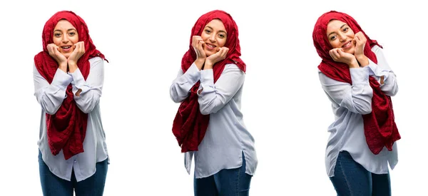 Mulher Árabe Vestindo Hijab Feliz Surpreso Aplaudindo Expressando Gesto Wow — Fotografia de Stock
