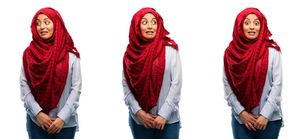 Арабская Женщина Носящая Хиджаб Уверенно Счастливо Большой Естественной Улыбкой Смеется — стоковое фото