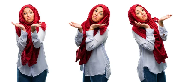 Arabische Frau Trägt Hijab Zweifel Ausdruck Verwirren Und Wunder Konzept — Stockfoto