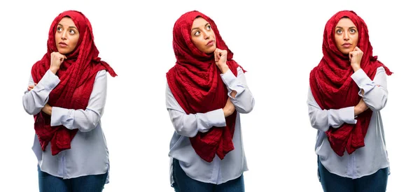 阿拉伯妇女戴头巾思考和寻找表达怀疑和难怪孤立的白色背景 — 图库照片