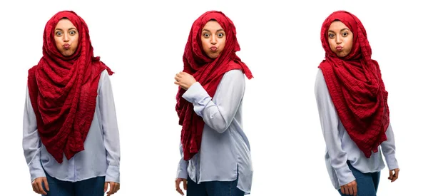 Mulher Árabe Vestindo Hijab Soprando Para Fora Bochechas Divertindo Fazendo — Fotografia de Stock