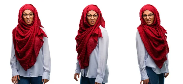 Mujer Árabe Vistiendo Hijab Enojado Estresante Frunce Ceño Cara Insatisfacción —  Fotos de Stock