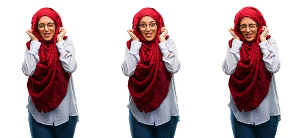 Donna Araba Che Indossa Hijab Coprendo Orecchie Ignorando Fastidioso Rumore — Foto Stock