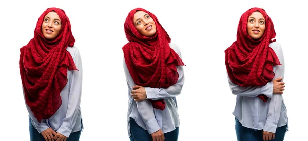 白い背景に分離見上げて笑って自然な笑顔でヒジャーブ自信と幸せな身に着けているアラブの女性 — ストック写真