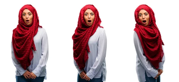 戴头巾的阿拉伯女人吓了一惊 欢呼着表达了哇姿 不信孤立的白色背景 — 图库照片