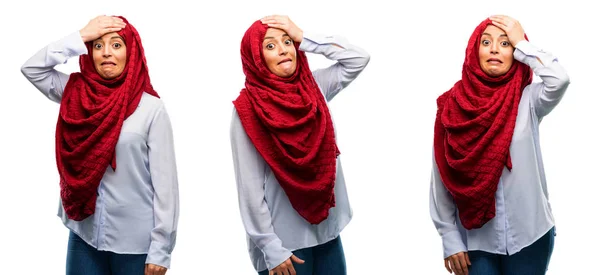 Αραβικά Γυναίκα Φορούσε Μαντίλα Τρομοκρατημένος Και Νευρικό Εκφράζοντας Την Αγωνία — Φωτογραφία Αρχείου