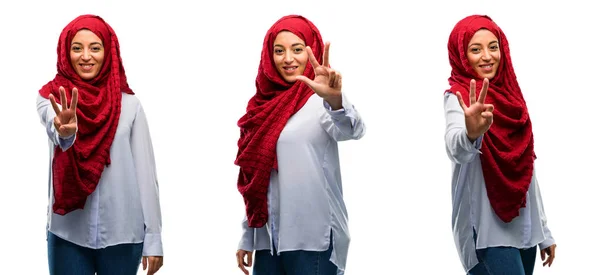 彼の指を上げるヒジャーブを身に着けているアラブの女性は白い背景に分離した 位です — ストック写真