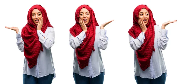 Arab Woman Wearing Hijab Holding Something His Empty Hand Isolated — Stock Photo, Image