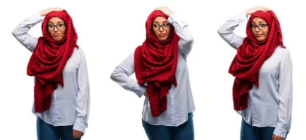 Femme Arabe Portant Hijab Doute Expression Confusion Émerveillement Concept Avenir — Photo