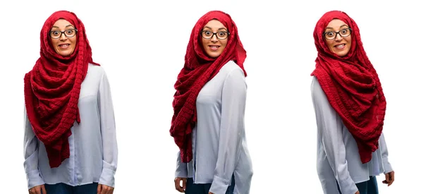 Araberin Hijab Selbstbewusst Und Glücklich Mit Einem Großen Verrückten Lächeln — Stockfoto