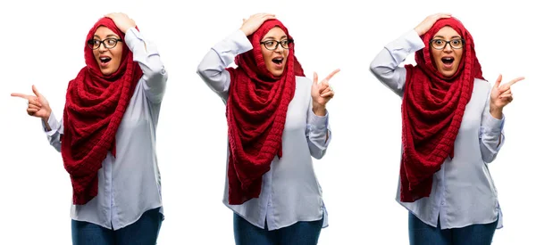 Arabo Donna Indossare Hijab Indicando Lontano Lato Con Dito Isolato — Foto Stock