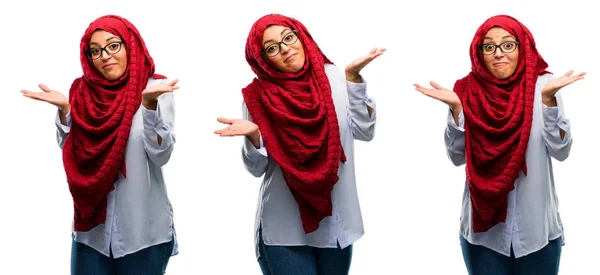 アラブの女性着用ヒジャーブ疑い式 混同し 不確かな未来は白い背景の上分離されたのだろうか — ストック写真