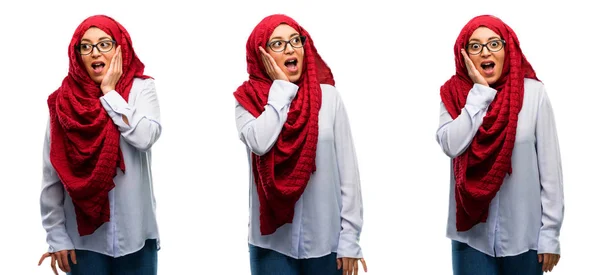 とても幸せで白い背景に分離された笑顔驚いて指を示すと確信してヒジャーブを身に着けているアラブの女性 — ストック写真