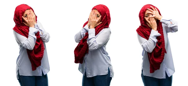 Arap Kadın Giyiyor Hijab Beyaz Arka Plan Üzerinde Confusedly Geniş — Stok fotoğraf