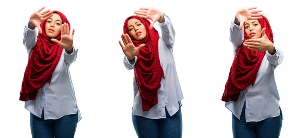 ヒジャーブ自信を持って カメラに手を見せて そして白い背景に分離されたジェスチャーをフレーミング幸せを身に着けているアラブの女性 — ストック写真