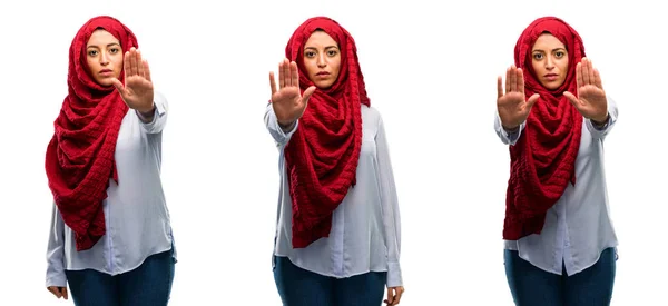 Wanita Arab Yang Mengenakan Jilbab Kesal Dengan Sikap Buruk Membuat — Stok Foto