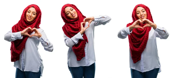 Mulher Árabe Vestindo Hijab Feliz Mostrando Amor Com Mãos Forma — Fotografia de Stock