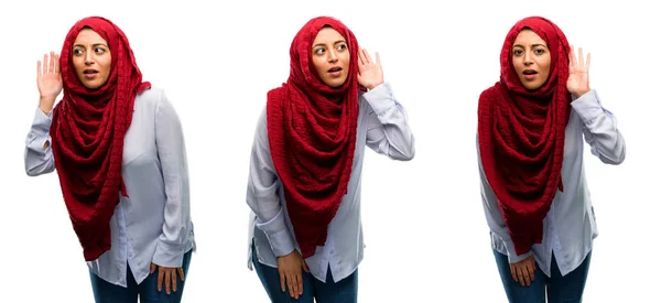 Arabische Frau Hijab Die Die Hand Ohr Hält Und Versucht — Stockfoto