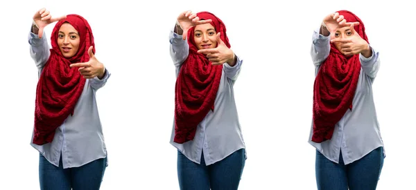 Araberin Hijab Zeigt Selbstbewusst Und Glücklich Hände Vor Der Kamera — Stockfoto