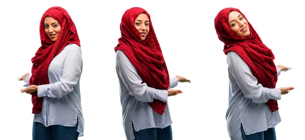 ヒジャーブ ホワイト バック グラウンドを分離して自然な笑顔を招いて満足して自信を持って身に着けているアラブの女性 — ストック写真