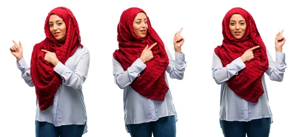 Arabische Vrouw Het Dragen Van Hijab Weg Kant Richten Met — Stockfoto