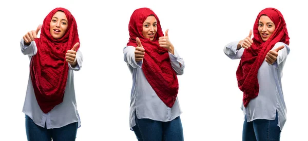 Donna Araba Che Indossa Hijab Stand Felice Positivo Con Pollici — Foto Stock