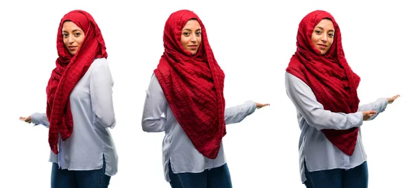 Femme Arabe Portant Hijab Confiant Heureux Avec Grand Sourire Naturel — Photo