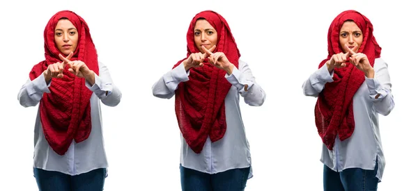 Mulher Árabe Vestindo Hijab Irritado Com Atitude Fazendo Sinal Parada — Fotografia de Stock