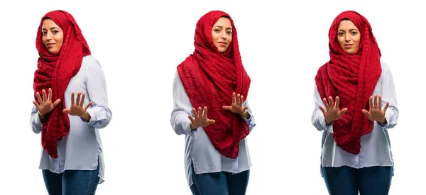 Araberin Hijab Ärgert Sich Über Schlechte Haltung Macht Stoppschild Mit — Stockfoto