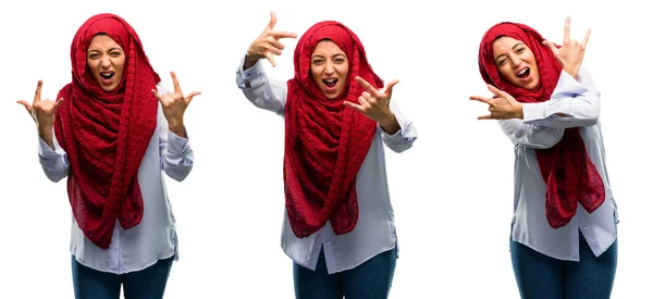 Αραβικά Γυναίκα Φορούσε Μαντίλα Κάνοντας Σύμβολο Βράχου Χέρια Φωνάζουν Και — Φωτογραφία Αρχείου