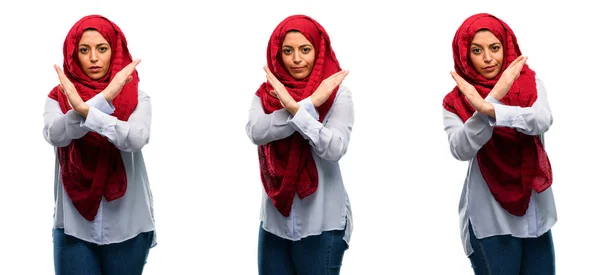 Arabskie Kobiety Noszenie Hidżabu Denerwować Złe Nastawienie Znak Stop Przekroczeniu — Zdjęcie stockowe